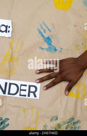 Mani dei bambini latini che dipingono e bevono acqua, celebrazione educativa. Foto Stock