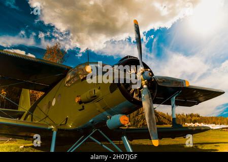 Vecchio aereo leggero contro il cielo blu soleggiato. Aerei da combattimento in tempo di guerra Foto Stock