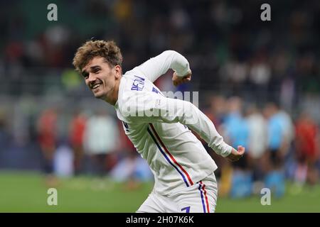 Milano, Italia. 10 Ott 2021. Antoine Griezmann di Francia celebra la vittoria al termine della partita durante la finale della Lega delle Nazioni UEFA 2021 tra Spagna e Francia allo Stadio Giuseppe Meazza di Milano il 10 ottobre 2021 Credit: Independent Photo Agency/Alamy Live News Foto Stock