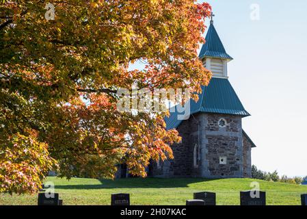 Chiesa Anglicana rurale in autunno a New Brunswick, Canada Foto Stock