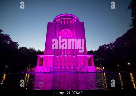 Amburgo, Germania. 11 ottobre 2021. Il planetario sarà illuminato con luci rosa come parte di una campagna nazionale per la Giornata Mondiale delle Ragazze. Credit: Daniel Reinhardt/dpa/Alamy Live News Foto Stock