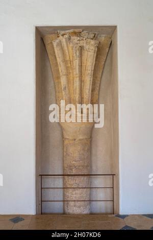 Cluny, Francia - 08 28 2021: Vista di una vecchia colonna nel chiostro dell'abbazia di Cluny Foto Stock