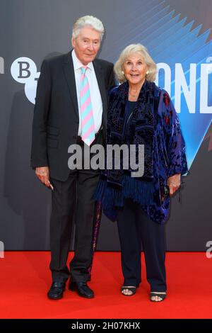 Londra, Regno Unito. 11 ottobre 2021. Timothy Carlton e Wanda Ventham in arrivo per la prima britannica del ‘The Power of the Dog’, presso il Royal Festival Hall di Londra durante il BFI London Film Festival Data delle foto: Domenica 11 ottobre 2021. Il credito fotografico dovrebbe essere: Matt Crossick/Empics/Alamy Live News Foto Stock