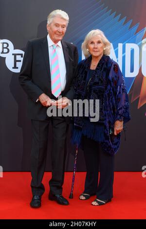 Londra, Regno Unito. 11 ottobre 2021. Timothy Carlton e Wanda Ventham in arrivo per la prima britannica del ‘The Power of the Dog’, presso il Royal Festival Hall di Londra durante il BFI London Film Festival Data delle foto: Domenica 11 ottobre 2021. Il credito fotografico dovrebbe essere: Matt Crossick/Empics/Alamy Live News Foto Stock