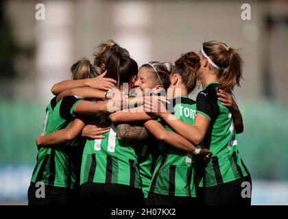 Sassuolo, Europa. 10 Ott 2021. Il Team Sassuolo festeggia dopo aver segnato durante la Serie un gioco Femminile tra Sassuolo ed Empoli Ladies allo Stadio Enzo Ricci di Sassuolo, Italia Credit: SPP Sport Press Photo. /Alamy Live News Foto Stock