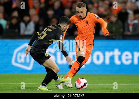 ROTTERDAM, PAESI BASSI - OTTOBRE 11: Julian Valarino di Gibilterra e Noa Lang dei Paesi Bassi durante la partita di qualificazione della Coppa del mondo FIFA 2022 tra Paesi Bassi e Gibilterra allo Stadion Feijenoord il 11 Ottobre 2021 a Rotterdam, Paesi Bassi (Foto di Peter Lous/Orange Pictures) Foto Stock