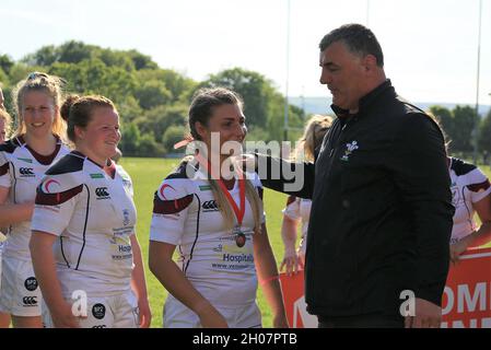 Lowri Norkett - giocatore di rugby gallese che riceve la medaglia dei suoi vincitori dal capo allenatore del Galles Rowland Phillips Foto Stock