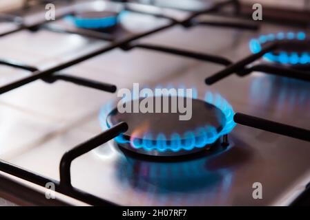 Fornello a gas con fiamme di gas propano. Cucina cucina cottura con fiamme blu che brucia. Foto Stock