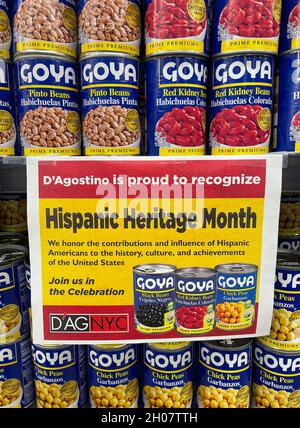 Firma del mese storico ispanico, dal 15 settembre al 15 ottobre 2021, Goya Products, D'Agostino Supermarket, New York City, USA Foto Stock