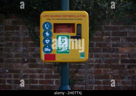 Caso con un defibrillatore visibile all'esterno. Foto Stock