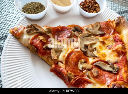 Primo piano di pizza a base di peperoni e funghi, USA Foto Stock