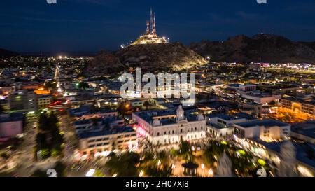 Vista aerea della città Hermosillo sonora Messico, durante il Festival Pitico il 25 maggio 2019. Crepuscolo, primo dipinto della città, quartiere Centenario, Centro Hermsillo, luci della città di notte. (Foto: Luis Gutierrez / NortePhoto.com) Vista aera de la ciduad Hermosillo sonora Mexico, durante las Fiestas del Pitic el 25 mayo 2019. Anocecher, primer cuadro de la ciudad, colonia Centenario, Centro de Hermsillo, luces de la ciudad noche. (Foto: Luis Gutierrez/NortePhoto.com) Colle Campana, Cerro de la campana. Foto Stock