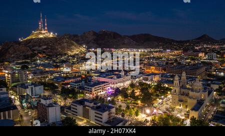 Vista aerea della città Hermosillo sonora Messico, durante il Festival Pitico il 25 maggio 2019. Crepuscolo, primo dipinto della città, quartiere Centenario, Centro Hermsillo, luci della città di notte. (Foto: Luis Gutierrez / NortePhoto.com) Vista aera de la ciduad Hermosillo sonora Mexico, durante las Fiestas del Pitic el 25 mayo 2019. Anocecher, primer cuadro de la ciudad, colonia Centenario, Centro de Hermsillo, luces de la ciudad noche. (Foto: Luis Gutierrez/NortePhoto.com) Colle Campana, Cerro de la campana. Foto Stock