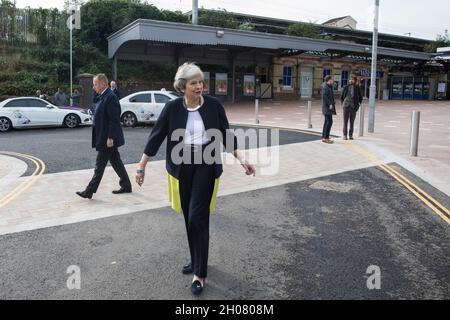 Maidenhead, Regno Unito. 11 Ottobre 2021. Theresa May, deputato conservatore di Maidenhead, lascia la stazione di Maidenhead dopo l'apertura ufficiale di un nuovo piazzale della stazione. La ristrutturazione di 3,75 milioni di sterline ha lo scopo di rendere l'area intorno alla stazione più favorevole ai pendolari in previsione di un aumento dei passeggeri all'apertura della Crossrail e di migliorare sia lo scambio tra treni e altre forme di trasporto, sia i collegamenti a piedi e in bicicletta tra la stazione e il centro città. Credit: Mark Kerrison/Alamy Live News Foto Stock