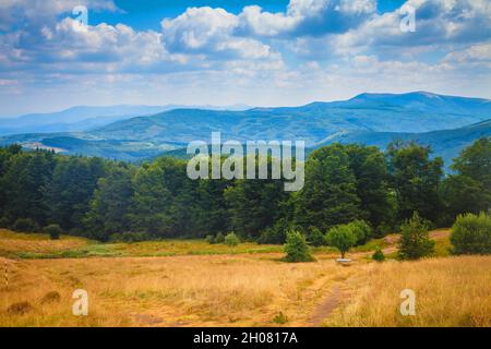 Vista lontana di montagne incredibili a Stara Planina, Bulgaria. L'incredibile paesaggio porta una sensazione di pace e di eternità. Foto Stock