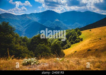 Splendida vista sulle cime montane di Triglav, Stara Planina, Bulgaria Foto Stock