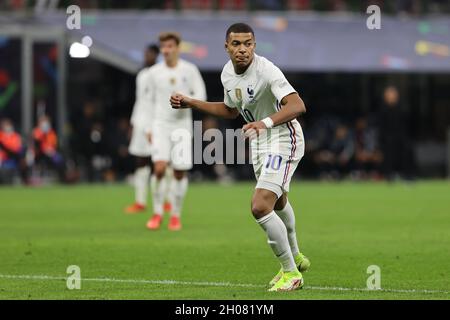 Milano, Italia. 10 Ott 2021. Kylian Mbappe di Francia in azione durante le finali della UEFA Nations League 2021 finale di calcio tra Spagna e Francia allo Stadio Giuseppe Meazza di Milano il 10 ottobre 2021 Credit: Independent Photo Agency/Alamy Live News Foto Stock