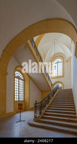 Cluny, Francia - 08 28 2021: Scalinata nell'abbazia di Cluny Foto Stock