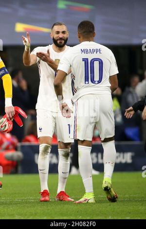 Stadio San Siro, Milano, 10 ottobre 2021, Karim Benzema, Kylian Mbappe di Francia festeggia la vittoria dopo la partita di calcio finale della Lega delle Nazioni UEFA tra Spagna e Francia il 10 ottobre 2021 allo stadio San Siro di Milano - Foto Jean Catuffe / DPPI Foto Stock