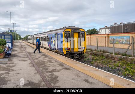 Northern Rail, 156 treno Super-Sprinter sulla piattaforma 1 che lascia Saltburn dalla stazione ferroviaria Sea. Foto Stock