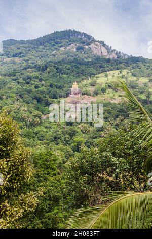 Statua di Buddha su un pendio collinare vicino al Tempio di Aluvihare Rock, Sri Lanka Foto Stock