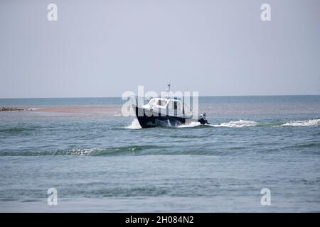 Orkney 20 Pilot House barcha a motore che fa la sua strada fino l'estuario del fiume Conwy nel Galles del Nord verso il porto e il porto turistico Foto Stock