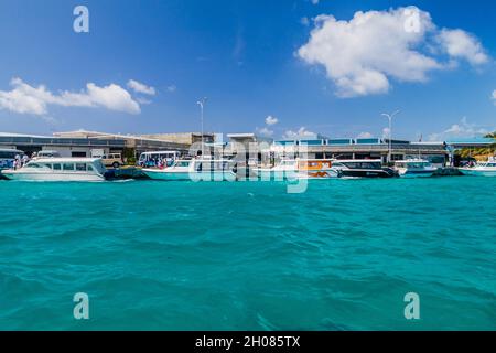 ISOLA DI HULHULE, MALDIVE - 11 LUGLIO 2016: Barche al porto vicino all'aeroporto internazionale Ibrahim Nasir a Male, Maldive. Foto Stock