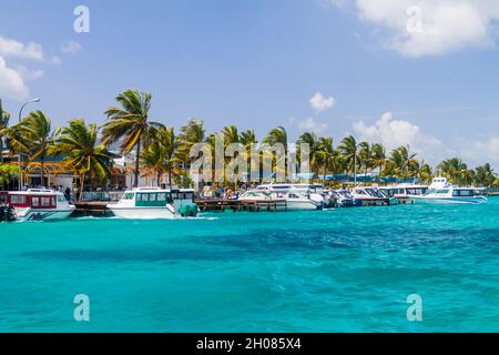 ISOLA DI HULHULE, MALDIVE - 11 LUGLIO 2016: Barche al porto vicino all'aeroporto internazionale Ibrahim Nasir a Male, Maldive. Foto Stock