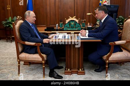 Novo-Ogaryovo, Russia. 08 Ottobre 2021. Il presidente russo Vladimir Putin ha un incontro faccia a faccia con il vice primo ministro Marat Khusnullin, a destra, per discutere della costruzione di abitazioni e strade nel Cremlino 8 ottobre 2021 a Mosca, Russia. Credit: Alexei Druzhinin/Kremlin Pool/Alamy Live News Foto Stock