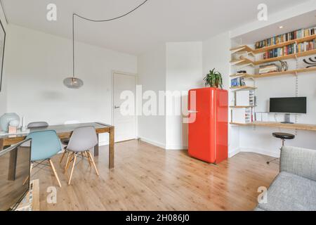 L'interno del soggiorno è arredato con gusto e dispone di un frigorifero rosso Foto Stock