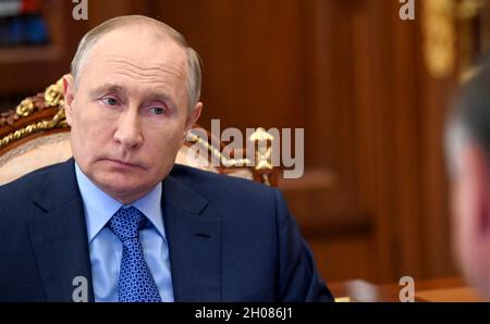 Novo-Ogaryovo, Russia. 08 Ottobre 2021. Il presidente russo Vladimir Putin ha un incontro faccia a faccia con il vice primo ministro Marat Khusnullin, a destra, per discutere della costruzione di abitazioni e strade nel Cremlino 8 ottobre 2021 a Mosca, Russia. Credit: Alexei Druzhinin/Kremlin Pool/Alamy Live News Foto Stock