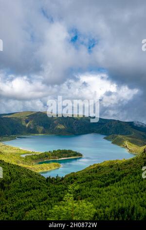 Lagoa do Fogo (Lago dei Vigili del fuoco), Laguna vulcanica nell'isola di São Miguel, Azzorre. Foto Stock