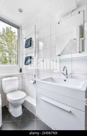 Foto verticale di un bagno con piastrelle bianche sulla parete Foto stock -  Alamy