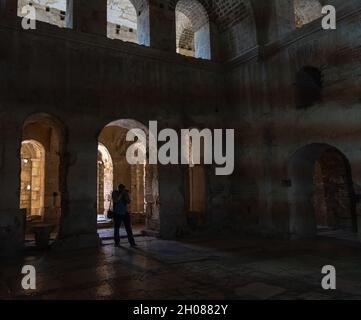 Demre, Antalya Turchia - Ottobre 03 2021: Vista degli affreschi all'interno della Chiesa di San Nicola (Babbo Natale) alla luce naturale. Foto Stock