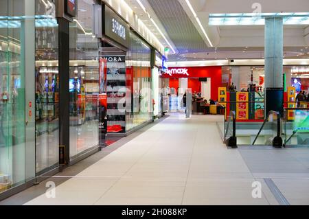 POZNAN, POLONIA - 10 febbraio 2016: Interno del centro commerciale Galeria Malta con negozi Sephora e TK Maxx Foto Stock