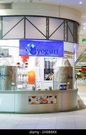 POZNAN, POLONIA - 10 feb 2016: Un dessert Yo yogurt al centro commerciale Galeria Malta Foto Stock