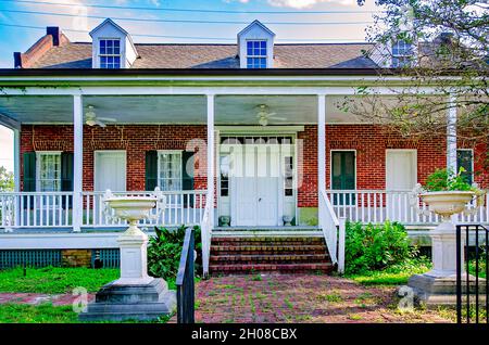 La vecchia Casa di Brick, conosciuta anche come Biloxi Garden Center, è illustrata, il 9 ottobre 2021, a Biloxi, Mississippi. La casa coloniale francese fu costruita nel 1850. Foto Stock