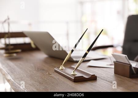 Penne porta penna sulla scrivania in ufficio Foto stock - Alamy