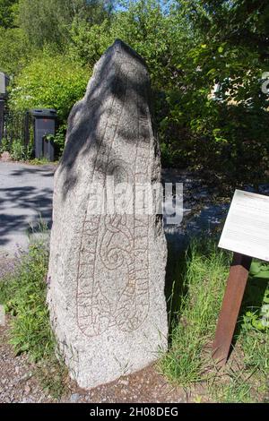 Svezia, Sigtuna - Maggio 31 2019: La vista di un'antica pietra runa il 31 2019 maggio a Sigtuna, Svezia. Foto Stock