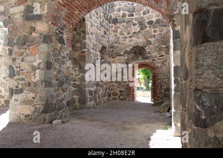 Svezia, Sigtuna - Maggio 31 2019: Vista dettagliata delle rovine della Chiesa di San Olof il 31 2019 maggio a Sigtuna, Svezia. Foto Stock