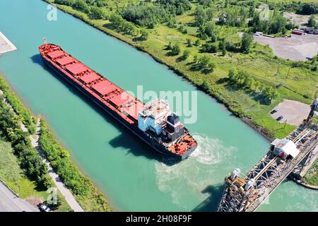 Una scena aerea di un lago Freighter viaggiando nel canale di Welland, Canada Foto Stock