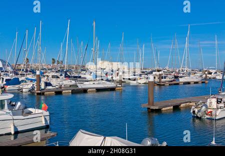 Cascais, Portogallo - 13 giugno 2019: La Marina Cascais a Cascais città, distretto di Lisbona, Portogallo. Il più grande porto turistico della riviera portoghese e del Foto Stock
