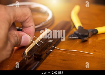 Concetto di chitarra classica Restring. Primo piano alle nuove corde. Foto Stock