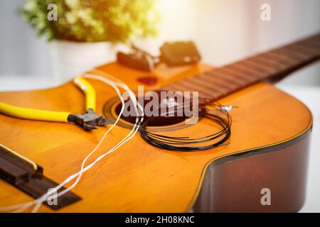 Concetto di chitarra classica Restring. Primo piano alle nuove corde. Foto Stock