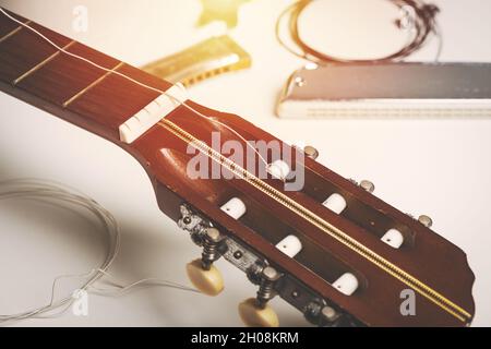 Concetto di chitarra classica Restring. Primo piano alle nuove corde. Foto Stock