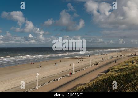 Norderney, Germania. 11 ottobre 2021. I turisti godono di un ottobre dorato alle spiagge soleggiate della costa nord di Norderney dopo una stagione turistica molto riuscita con numeri più alti che nei periodi pre-covid. Credit: Matthias Oesterle/Alamy Live News Foto Stock