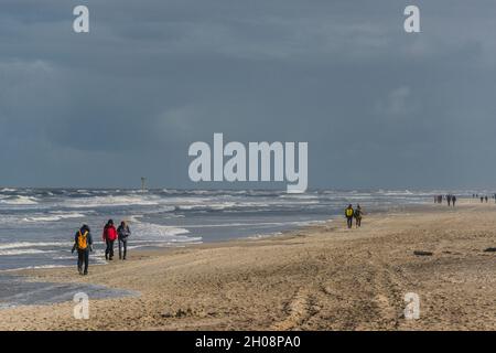 Norderney, Germania. 11 ottobre 2021. I turisti godono di un ottobre dorato alle spiagge soleggiate della costa nord di Norderney dopo una stagione turistica molto riuscita con numeri più alti che nei periodi pre-covid. Credit: Matthias Oesterle/Alamy Live News Foto Stock