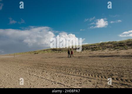 Norderney, Germania. 11 ottobre 2021. I turisti godono di un ottobre dorato alle spiagge soleggiate della costa nord di Norderney dopo una stagione turistica molto riuscita con numeri più alti che nei periodi pre-covid. Credit: Matthias Oesterle/Alamy Live News Foto Stock