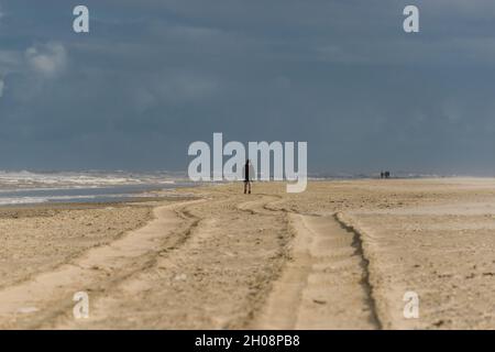 Norderney, Germania. 11 ottobre 2021. I turisti godono di un ottobre dorato alle spiagge soleggiate della costa nord di Norderney dopo una stagione turistica molto riuscita con numeri più alti che nei periodi pre-covid. Credit: Matthias Oesterle/Alamy Live News Foto Stock