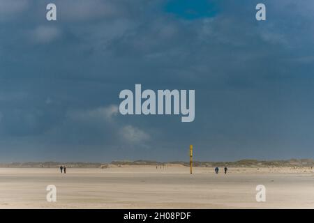 Norderney, Germania. 11 ottobre 2021. I turisti godono di un ottobre dorato alle spiagge soleggiate della costa nord di Norderney dopo una stagione turistica molto riuscita con numeri più alti che nei periodi pre-covid. Credit: Matthias Oesterle/Alamy Live News Foto Stock